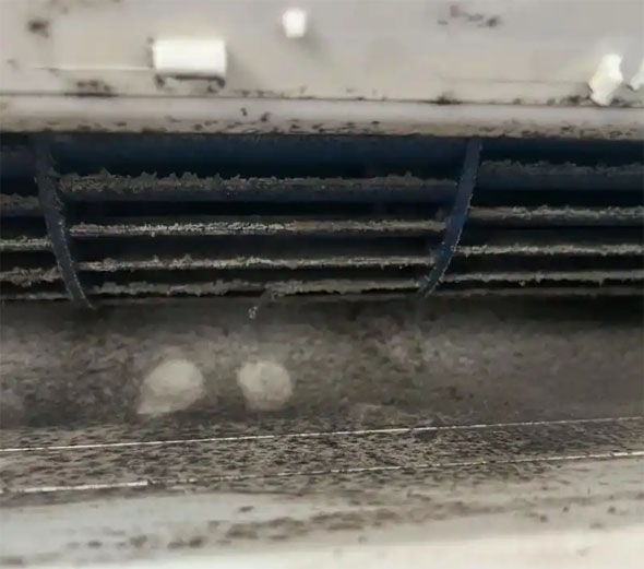 栖霞空调吹的风有股烧焦味是怎么回事